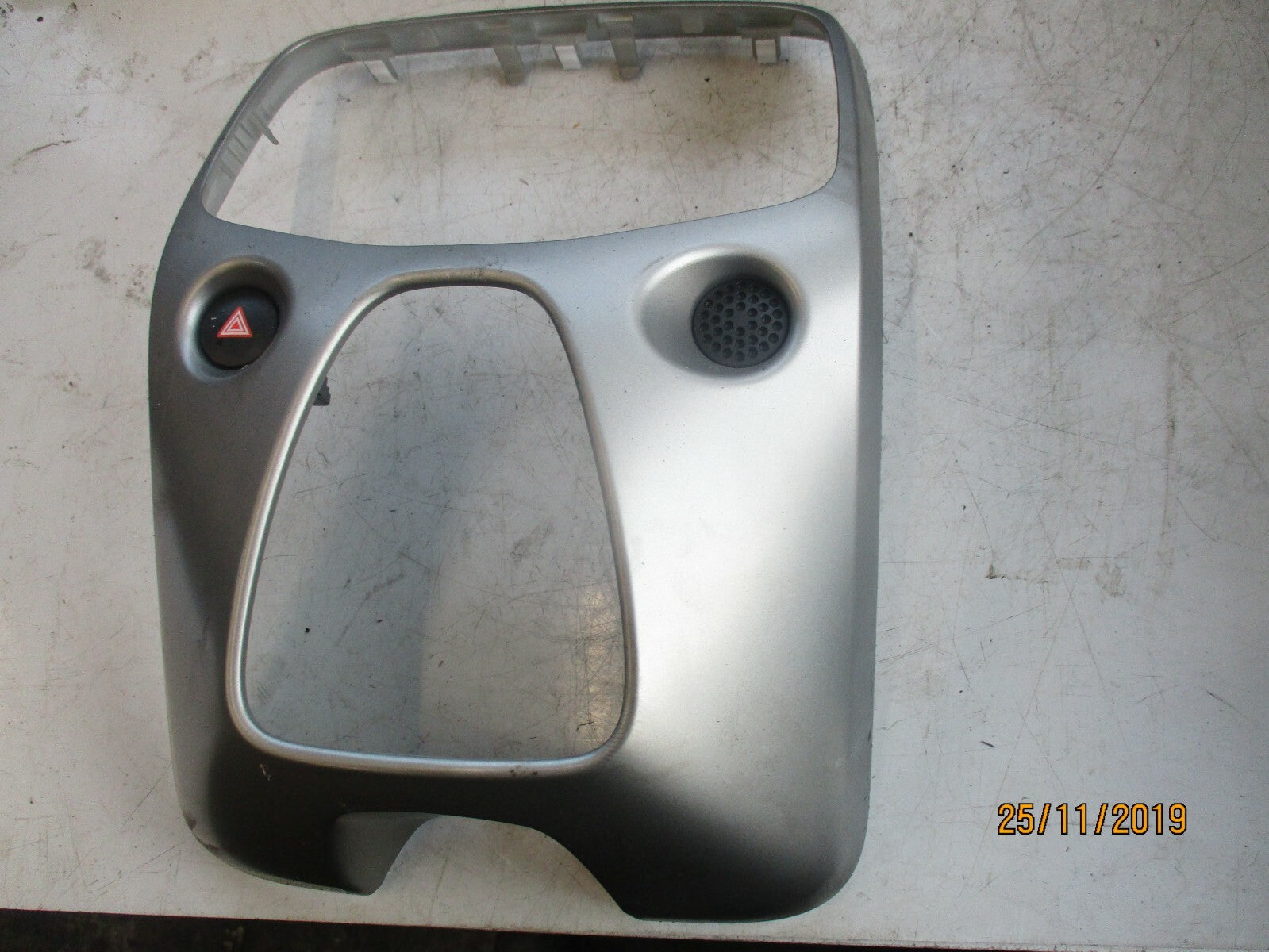 PEUGEOT 208 2015 CENTRE GEAR STICK SURROUND PLASTIC TRIM HAZARD SWITCH 1389231X