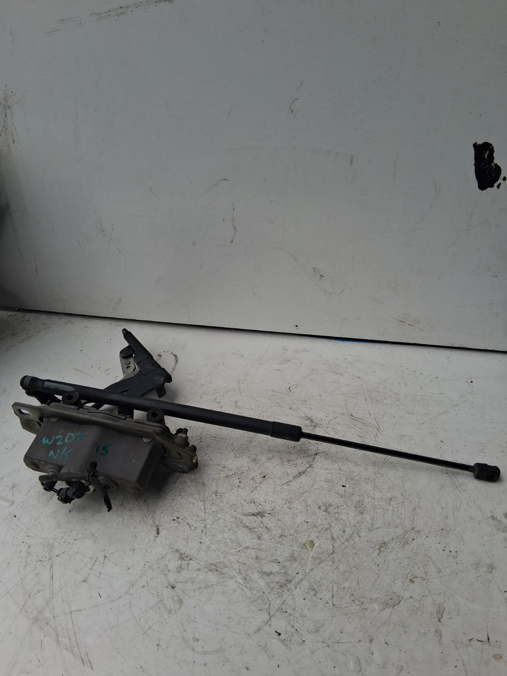2015 MERCEDES BENZ W204 C CLASS NS PASSENGER SIDE BONNET ACTUATOR A2129066201