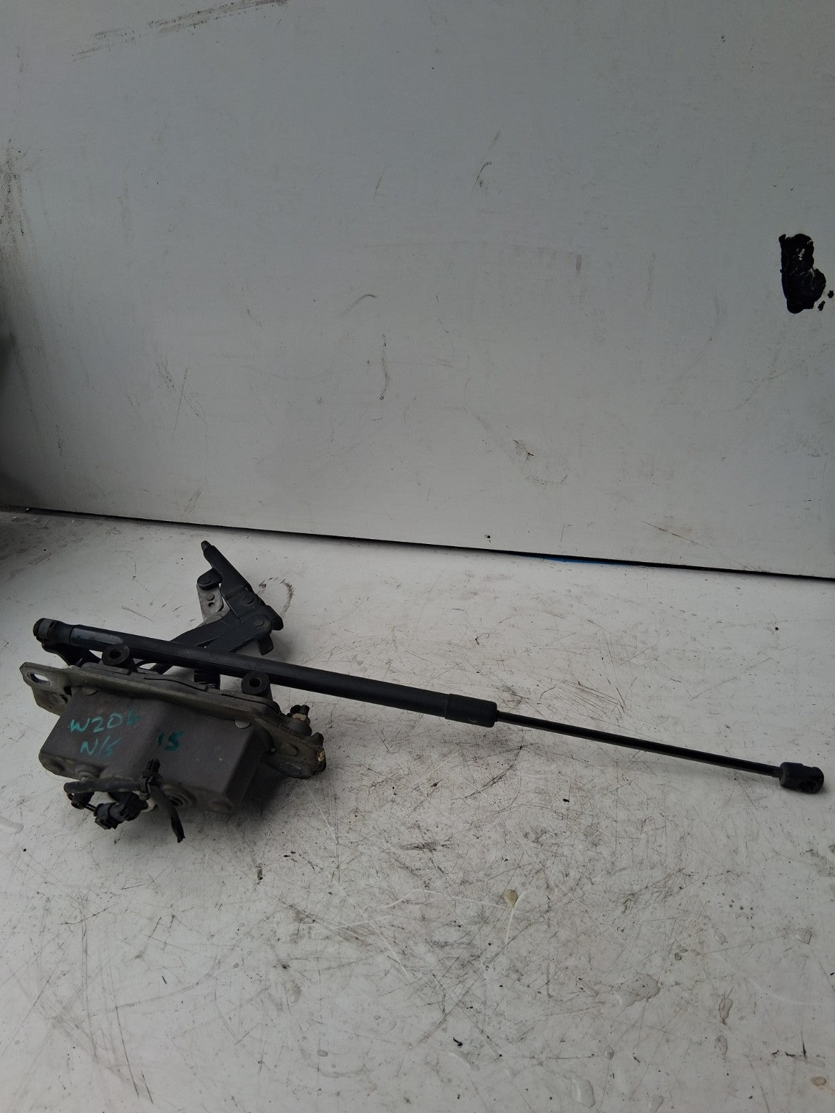 2015 MERCEDES BENZ W204 C CLASS NS PASSENGER SIDE BONNET ACTUATOR A2129066201