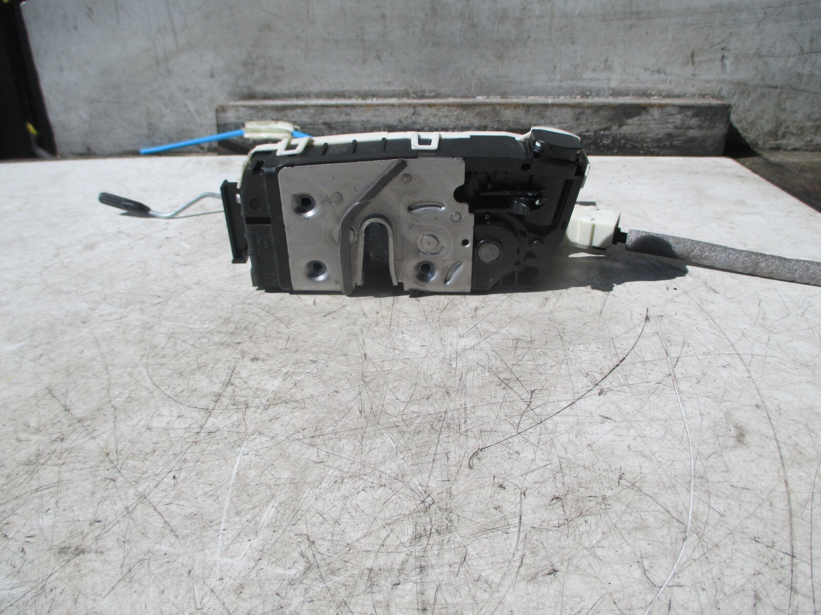 MERCEDES BENZ NS REAR SIDE DOOR LOCK A2047303635