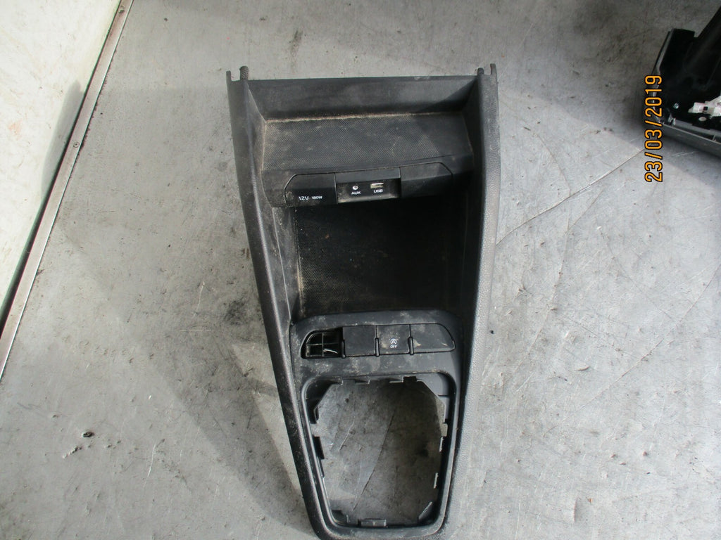 KIA RIO YB (MK4) CENTRE CONSOLE GEAR STICK SURROUND TRIM & PORTS 93300H8940