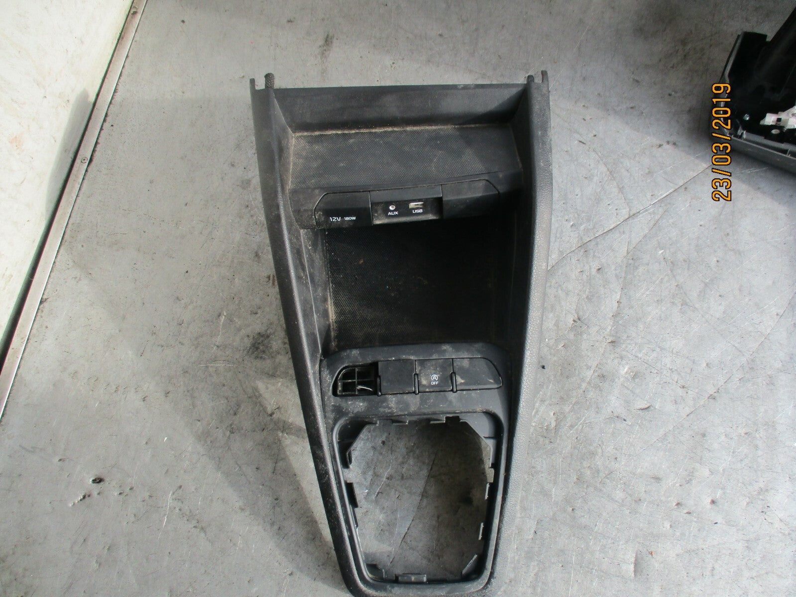 KIA RIO YB (MK4) CENTRE CONSOLE GEAR STICK SURROUND TRIM & PORTS 93300H8940