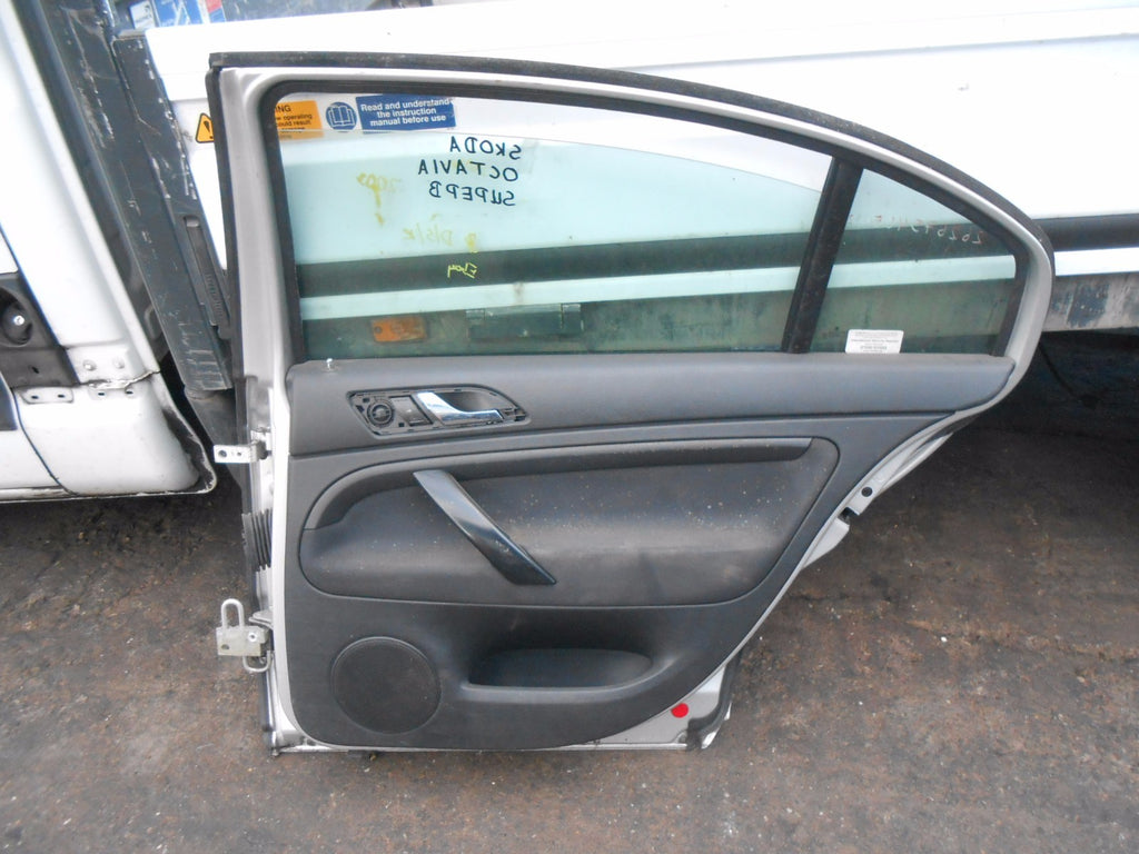 2001 - 2008 SKODA SUPERB B5 3U SALOON OSR DRIVER SIDE REAR DOOR COMPLETE SILVER