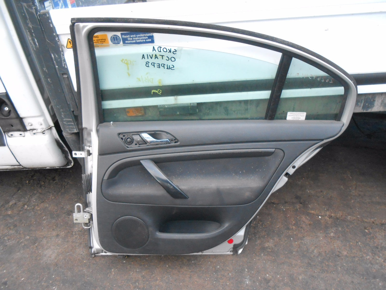 2001 - 2008 SKODA SUPERB B5 3U SALOON OSR DRIVER SIDE REAR DOOR COMPLETE SILVER