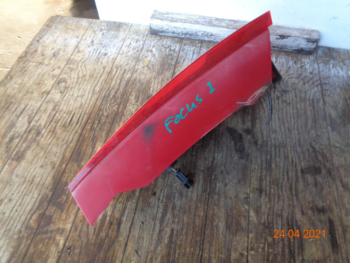 FORD FOCUS MK1 2001 NSR PASSENGER SIDE REAR BRAKE TAIL LIGHT CLUSTER
