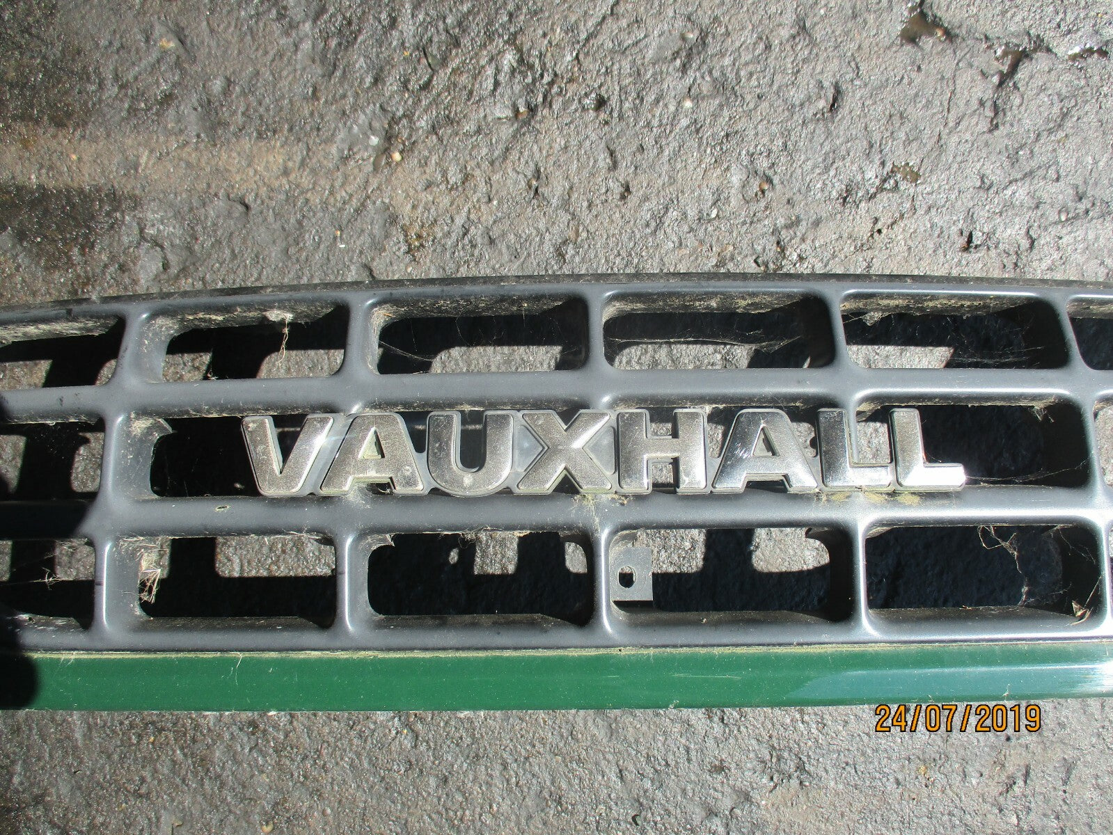 VAUXHALL FRONTERA MK2 FRONT BUMPER GRILL & EMBLEM BADGE GREEN
