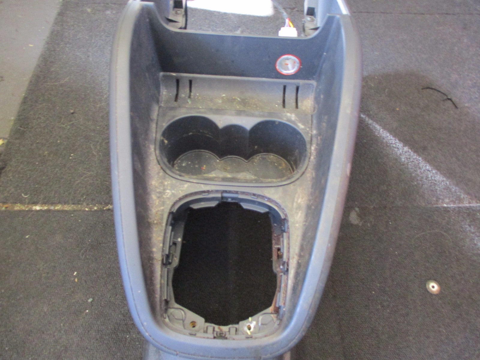 AUDI A1 2013 PLASTIC CENTRE CONSOLE HAND BRAKE SURROUND CUP HOLDER 8X0.862.533