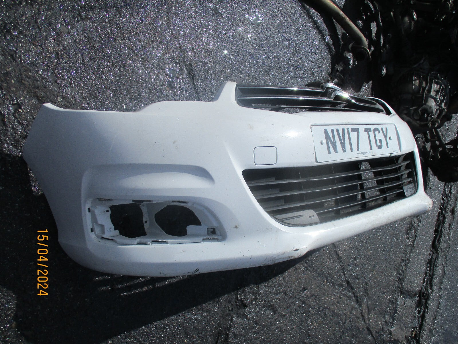 CITROEN C4 MK2 2017 FRONT BUMPER BADGE GRILL WHITE