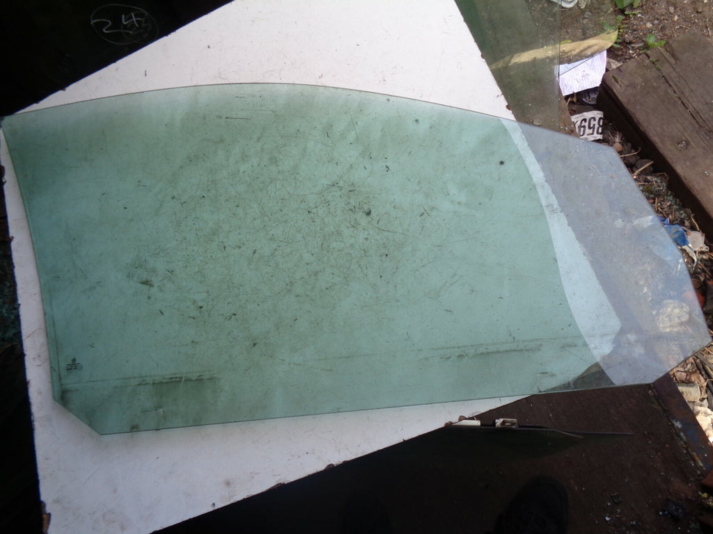 VOLKSWAGEN GOLF MK4 5 DOOR  NSF PASSENGER SIDE FRONT WINDOW GLASS