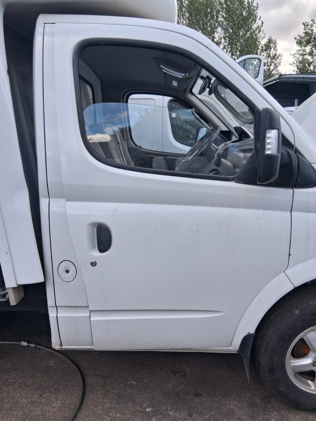 2020 SAIC LDV V80 OSF DRIVER SIDE FRONT RIGHT BARE DOOR WHITE