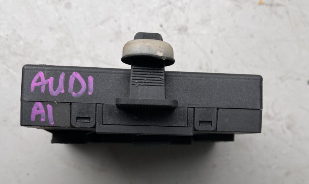 AUDI A1 FRONT DRIVERS SIDE DOOR CONTROL MODULE 8X0959793F