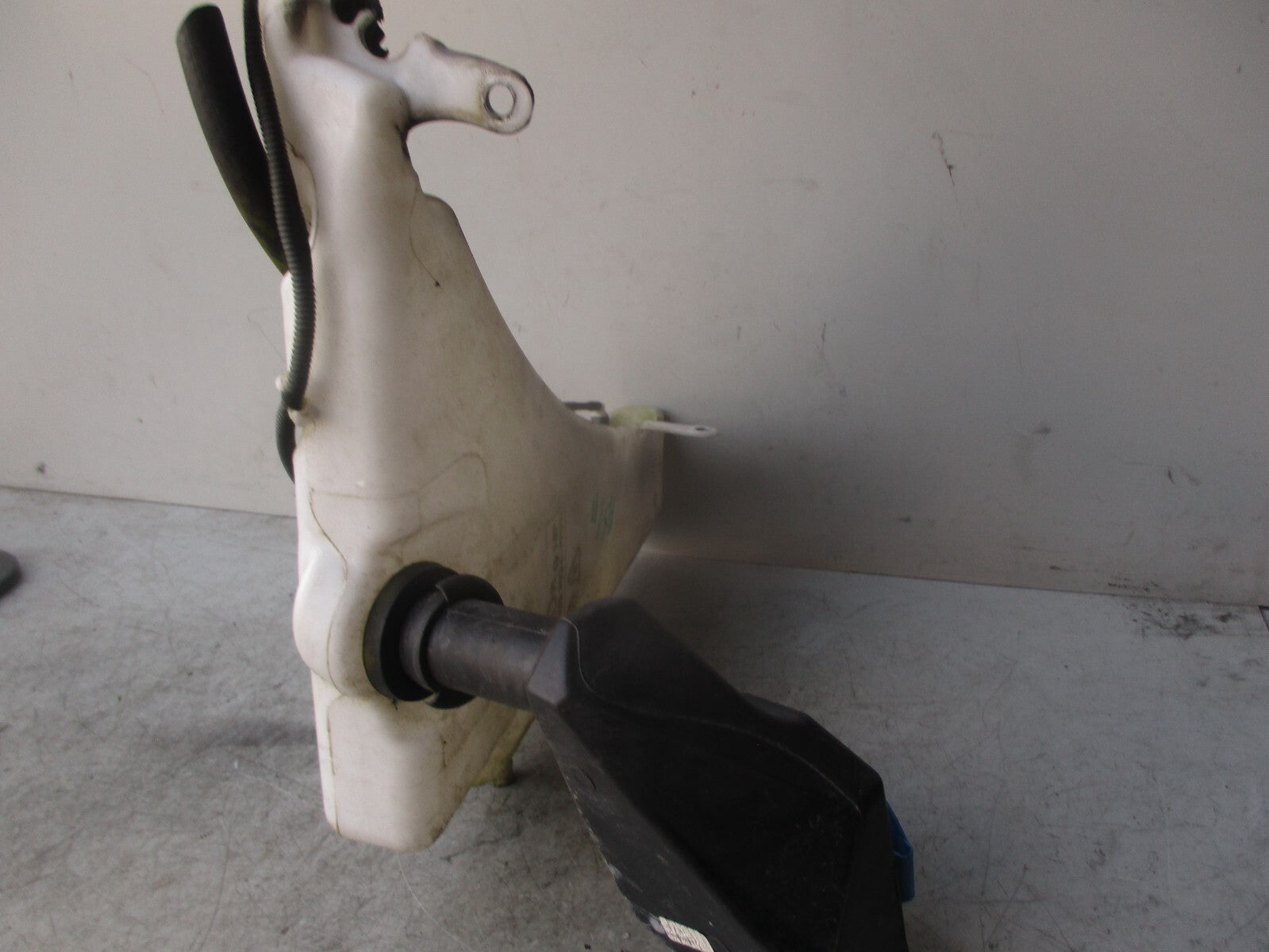 2011 AUDI A5 8T WINDSCREEN WASHER BOTTLE TANK & PUMP 8T0955453C