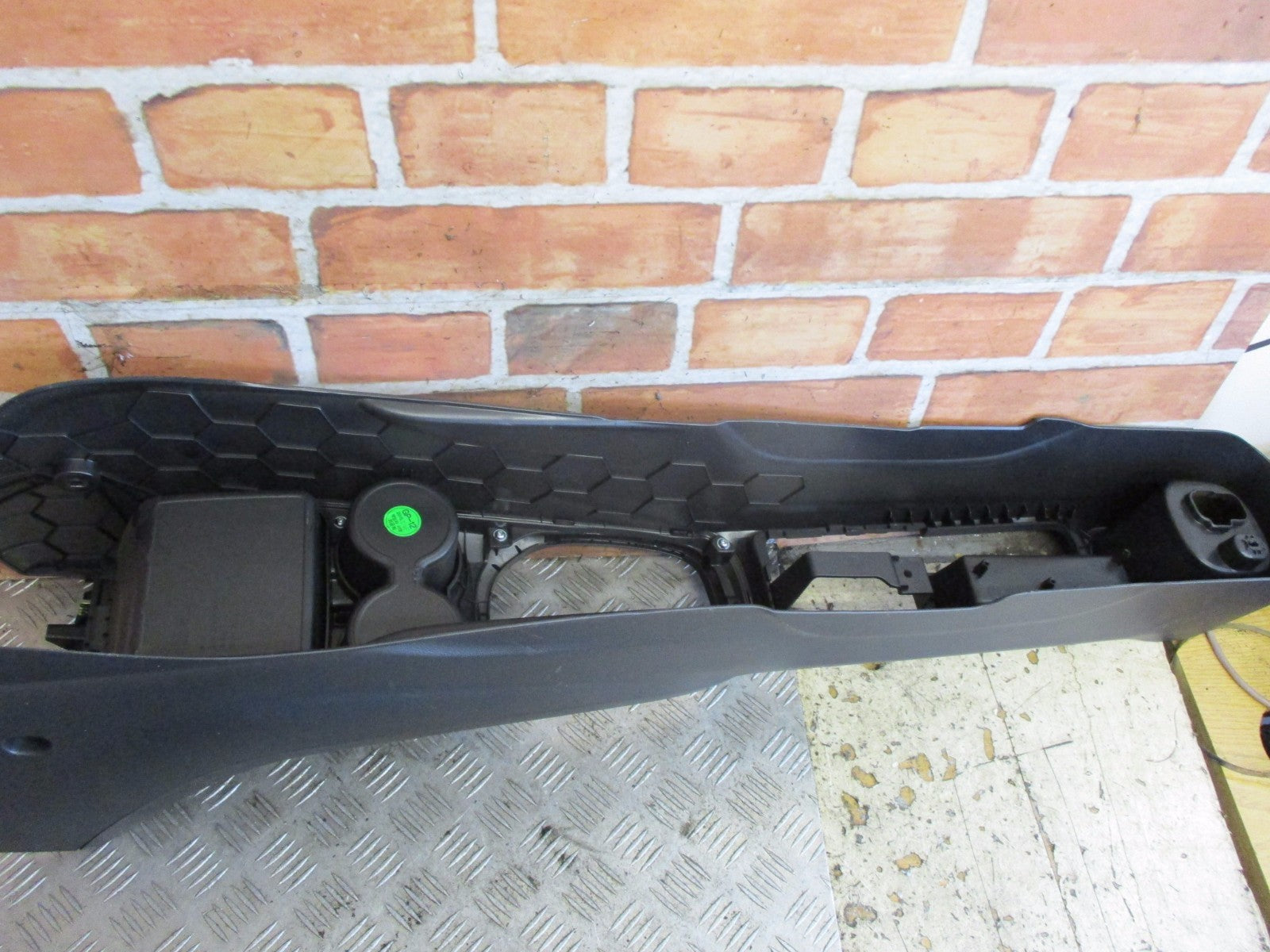 VAUXHALL VIVA 2015 CENTRE CONSOLE ASSEMBLY FLOOR BLACK - GM 42347177