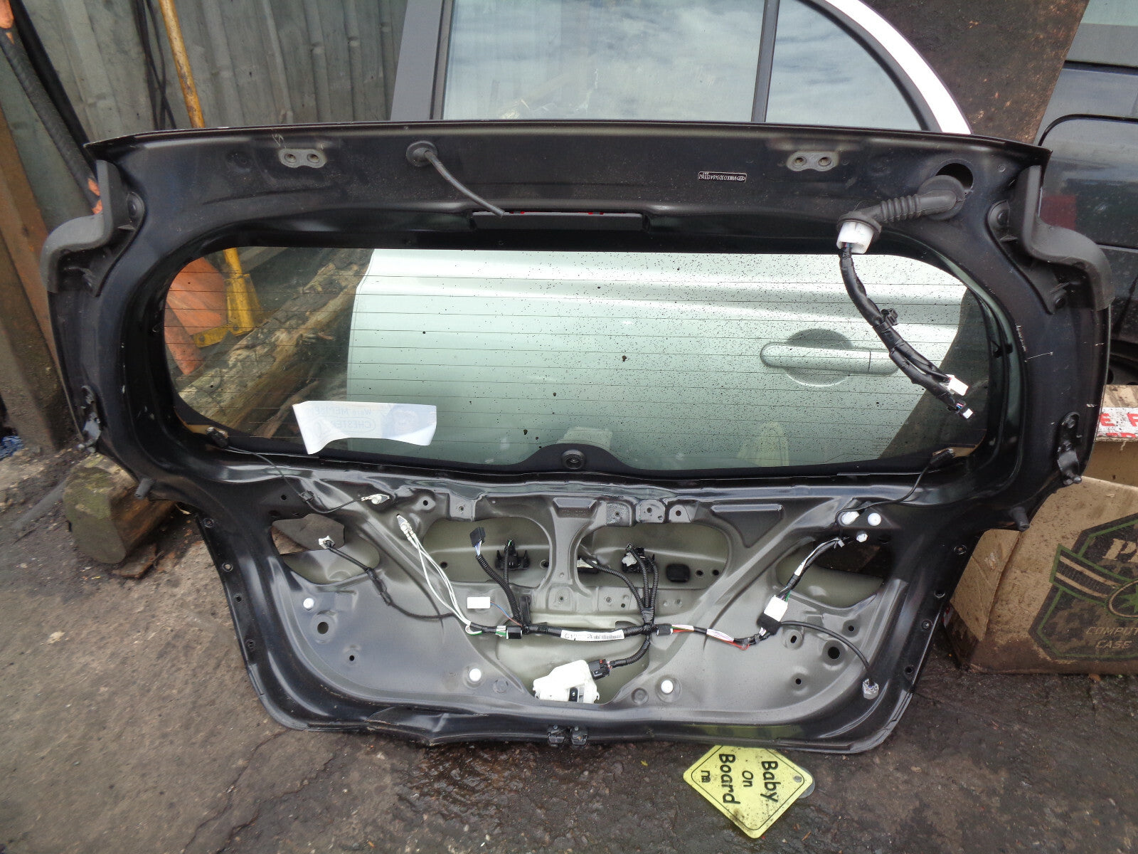 TOYOTA YARIS MK3 FACELIFT 2019 REAR BOOTLID TAILGATE DAMAGED BLACK