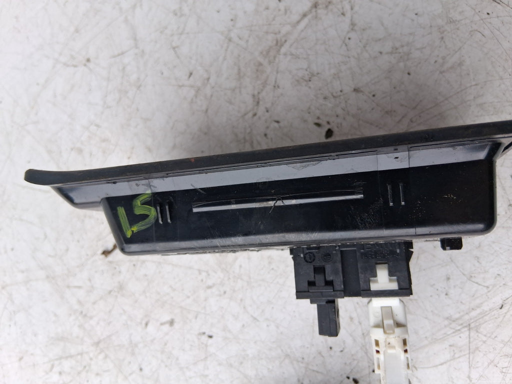 BMW 1 SERIES F20 USB + AUX SOCKET PORT + SURROUND TRIM 105026813