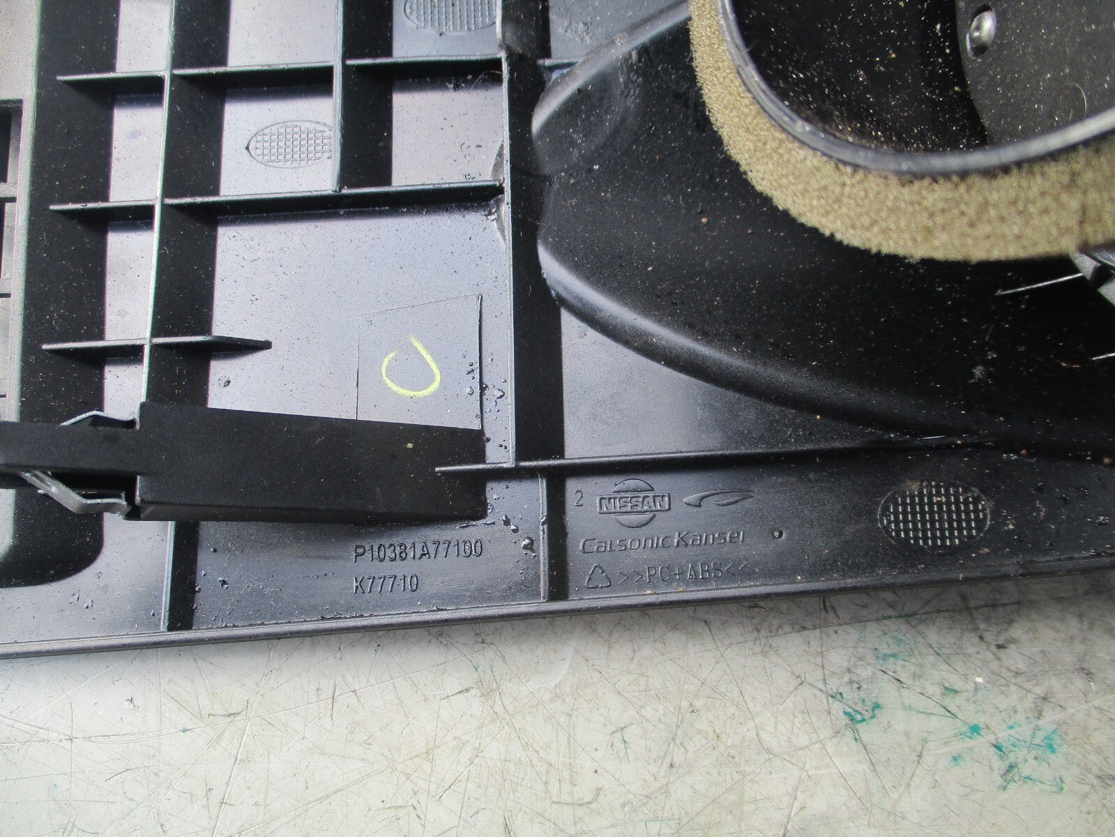 2012 NISSAN QASHQAI CENTRE HEATER AIR VENTS SURROUND TRIM PANEL P10381A77100