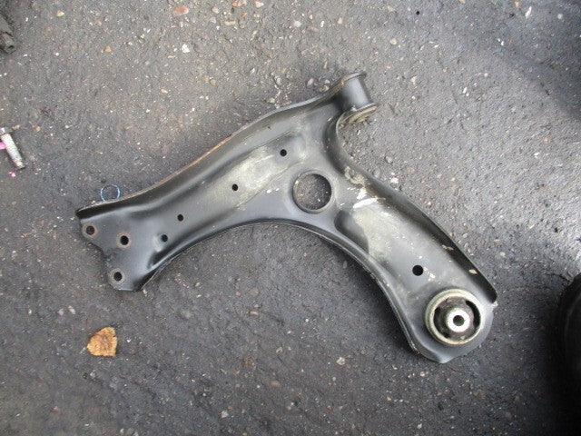 AUDI A1 8X 2015 1.4 PETROL OSF DRIVER SIDE FRONT WISHBONE 6R0407152E