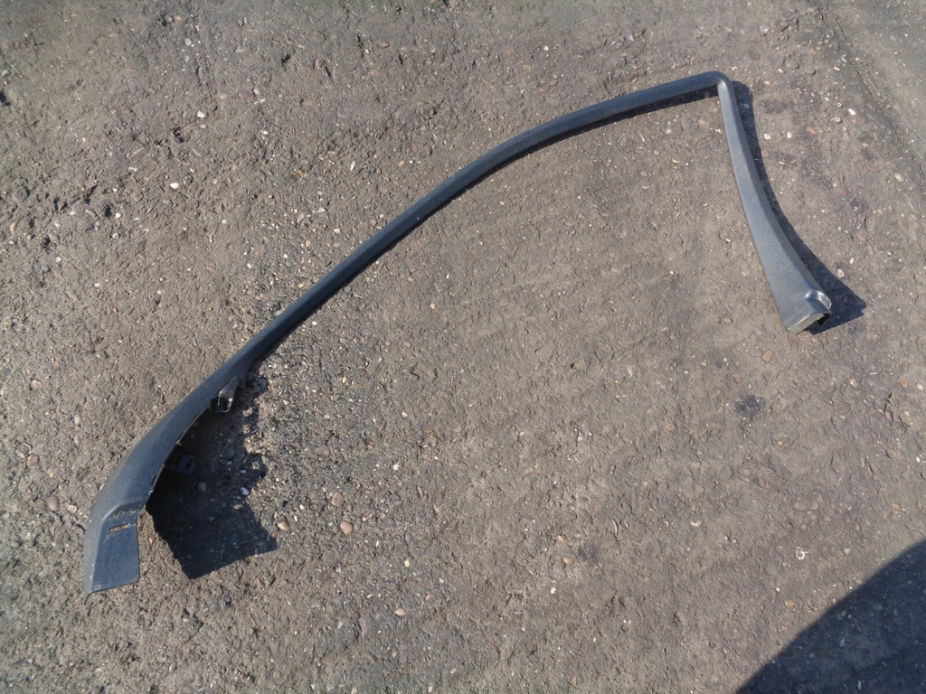 MERCEDES BENZ C CLASS W203 C220 OS DRIVER SIDE FRONT WINDOW TRIM A2037250271