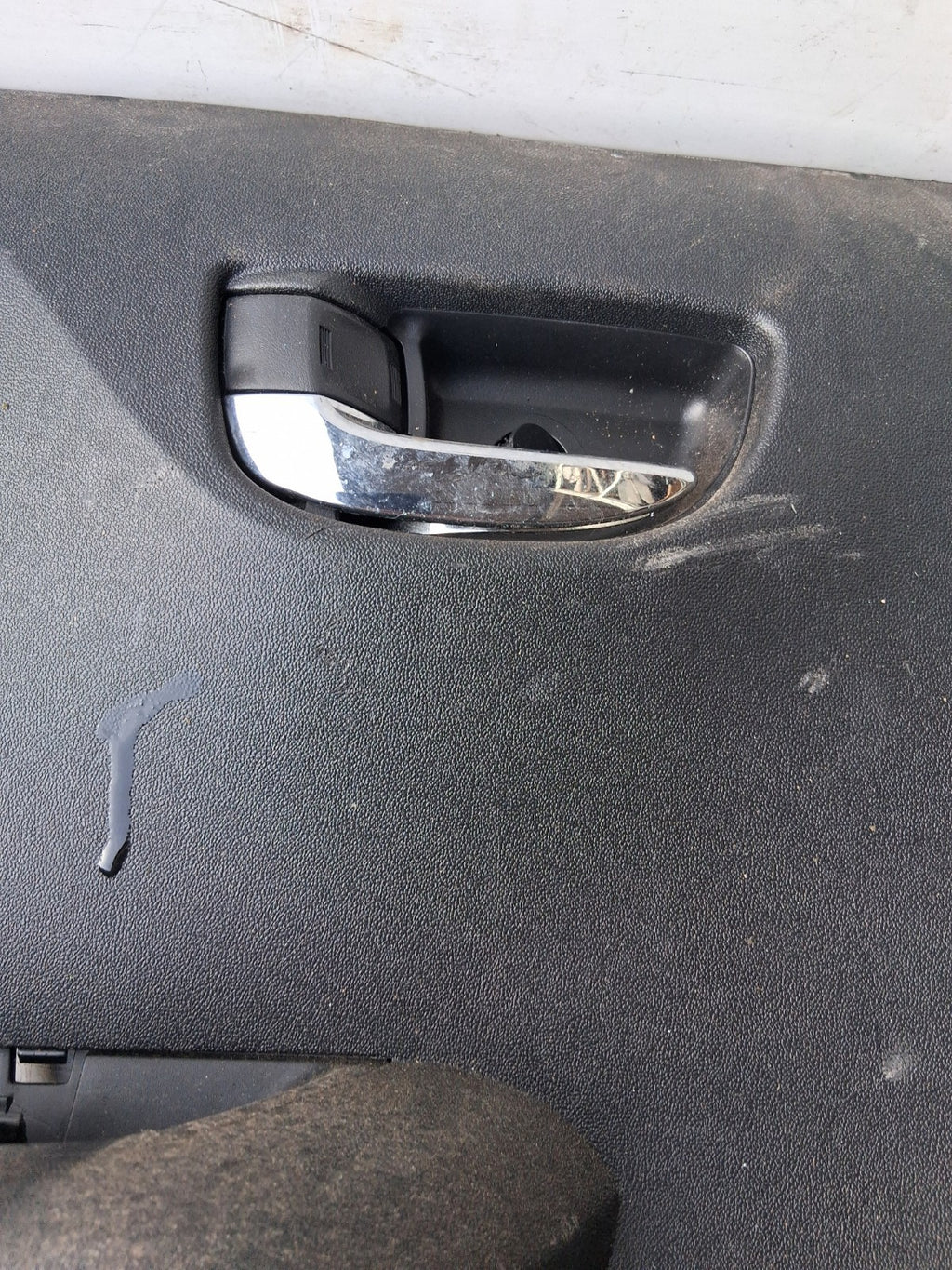2019 TOYOTA AYGO MK2 NSF LEFT PASSENGER FRONT DOOR CARD TRIM AND HANDLE
