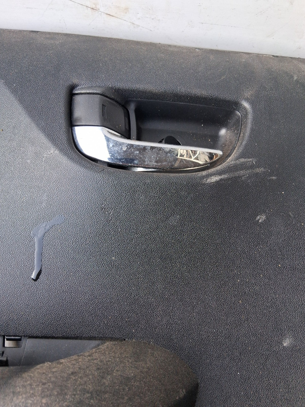 2019 TOYOTA AYGO MK2 NSF LEFT PASSENGER FRONT DOOR CARD TRIM AND HANDLE