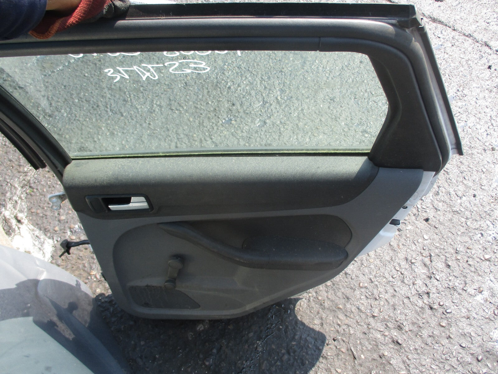 FORD FOCUS 2010 MK2 ESTATE DRIVER OFF SIDE REAR COMPLETE DOOR WHITE OSR