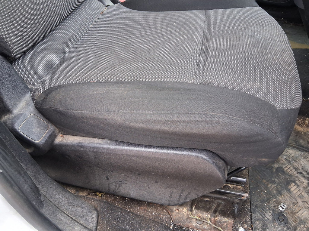 2017 PEUGEOT PARTNER MK2 OSF DRIVER SIDE FRONT RIGHT COMPLETE FABRIC SEAT