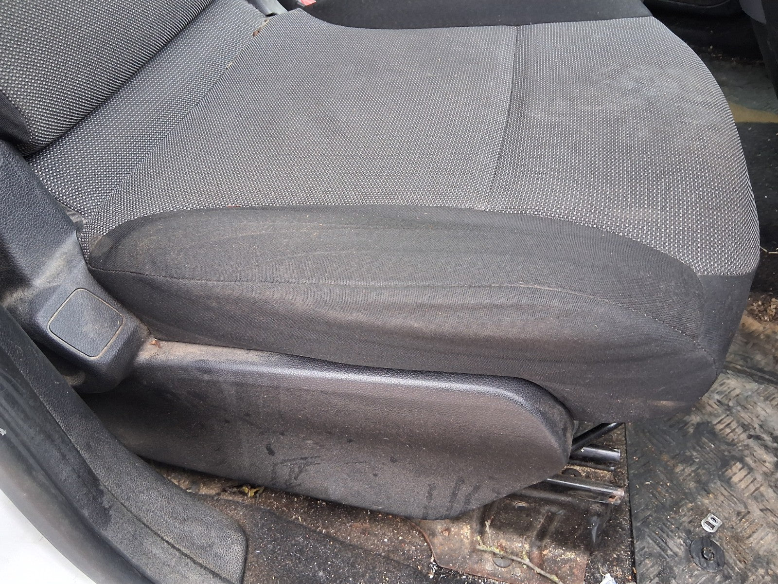 2017 PEUGEOT PARTNER MK2 OSF DRIVER SIDE FRONT RIGHT COMPLETE FABRIC SEAT