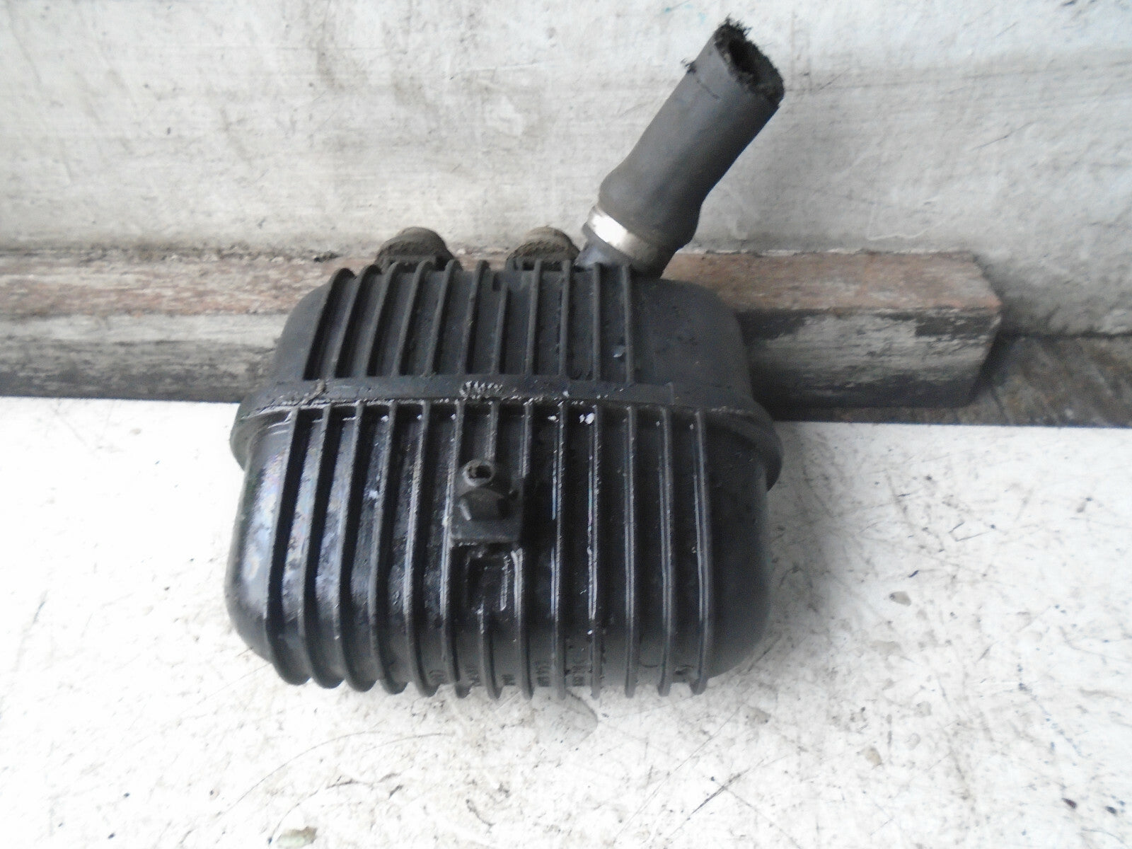 AUDI A4 2007 B7 2.0 TDI DIESEL PULSATION DAMPER FOR INTERCOOLER 8E0129955