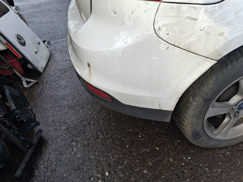 2013 FORD FOCUS MK3 HATCHBACK REAR COMPLETE BUMPER WITH SENSORS FROZEN WHITE Z2