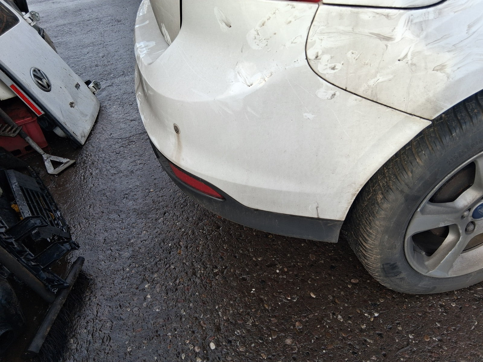 2013 FORD FOCUS MK3 HATCHBACK REAR COMPLETE BUMPER WITH SENSORS FROZEN WHITE Z2