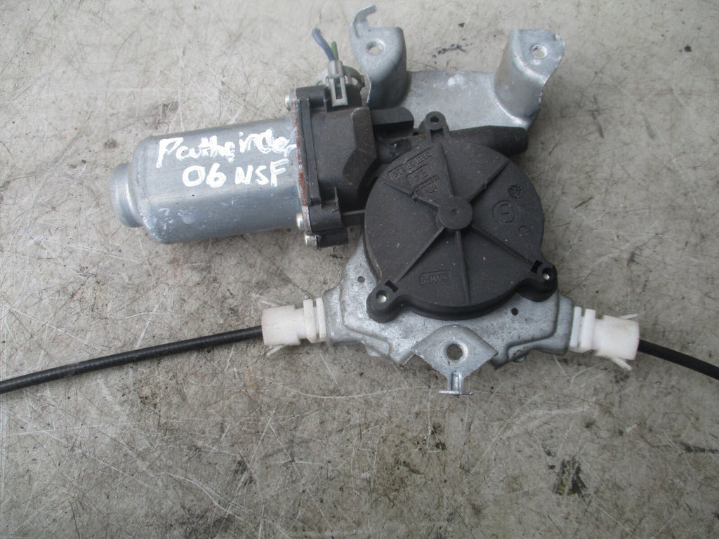 NISSAN PATHFINDER D40 2006 NSF PASSENGER SIDE FRONT WINDOW REGULATOR MOTOR 40084