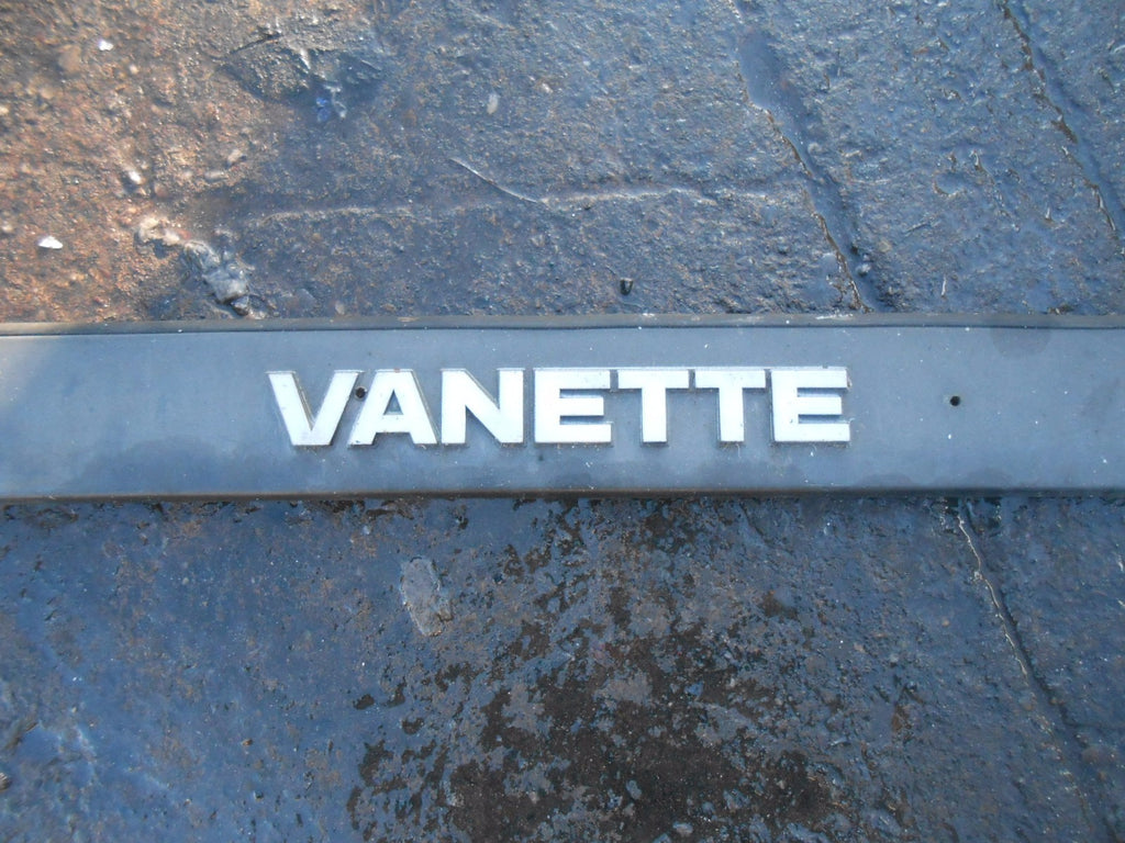 NISSAN VANETTE C22 1994 FRONT PLASTIC TRIM STRIP PANEL & BADGE 61892Y9600