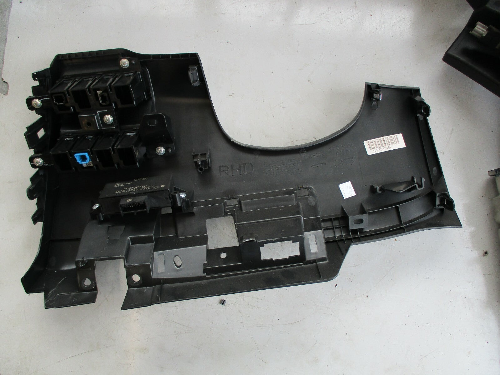 NISSAN QASHQAI J11 MK2 LOWER STEERING WHEEL DASH TRIM & SONAR MODULE 285384EA0A
