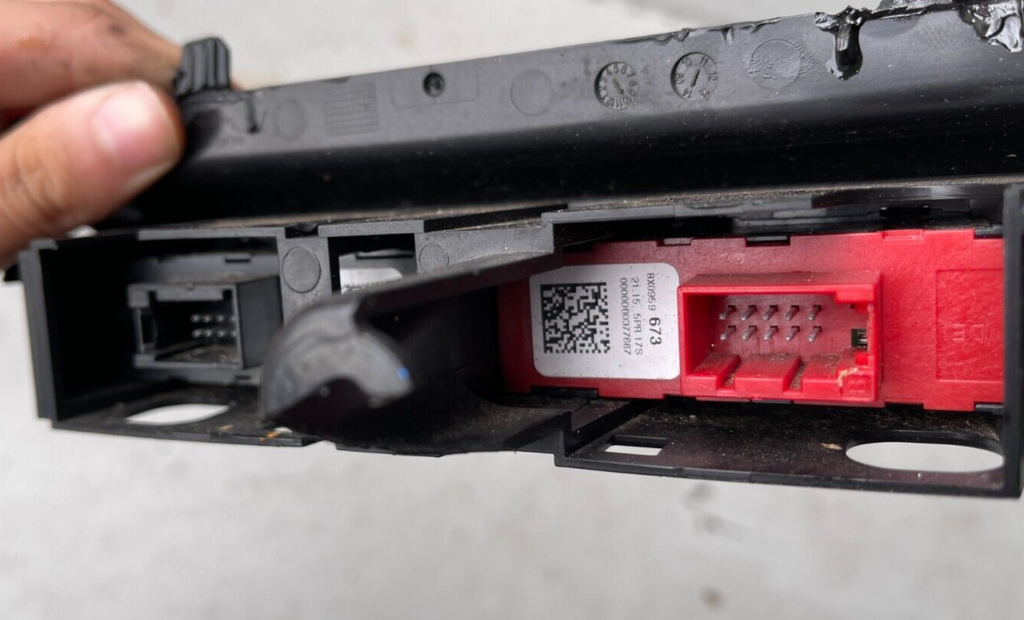 AUDI A1 HEATED SEATS SWITCH PAIR 8X0959673