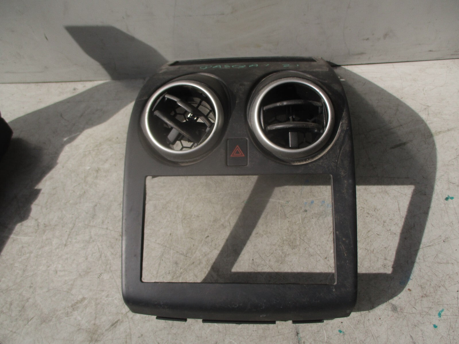 2012 NISSAN QASHQAI J10 CENTRE HEATER AIR VENTS SURROUND TRIM PANEL P10381A77100