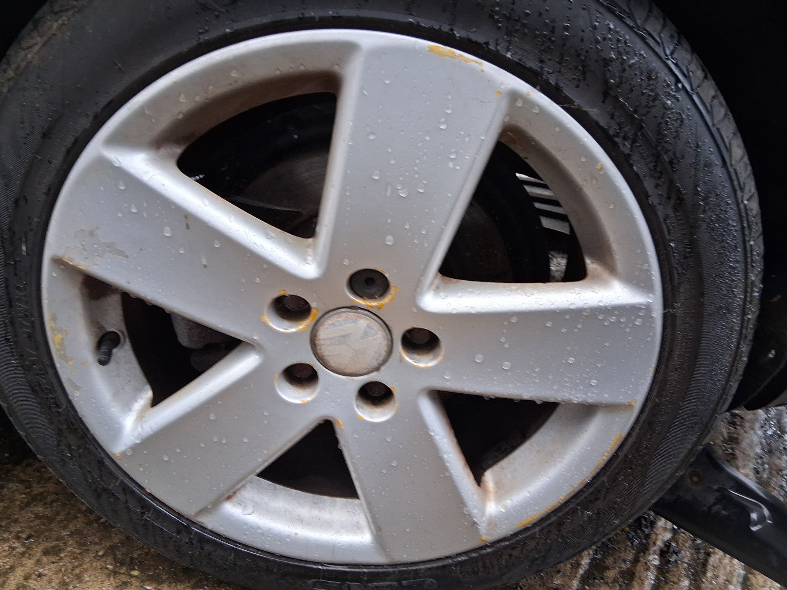 2006 VW VOLKSWAGEN PASSAT B6 17 INCH ALLOY WHEEL WITH TYRE 235/45R17