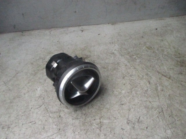 2017 MERCEDES DASHBOARD MIDDLE AIR VENT Y09353