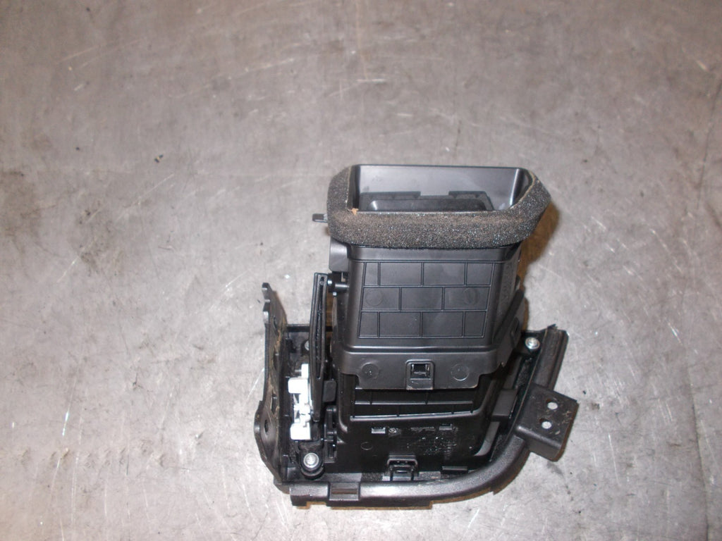 HYUNDAI i30 GD 2015 MK2 OS DRIVER SIDE AIR VENT & SILVER TRIM 97490A6000
