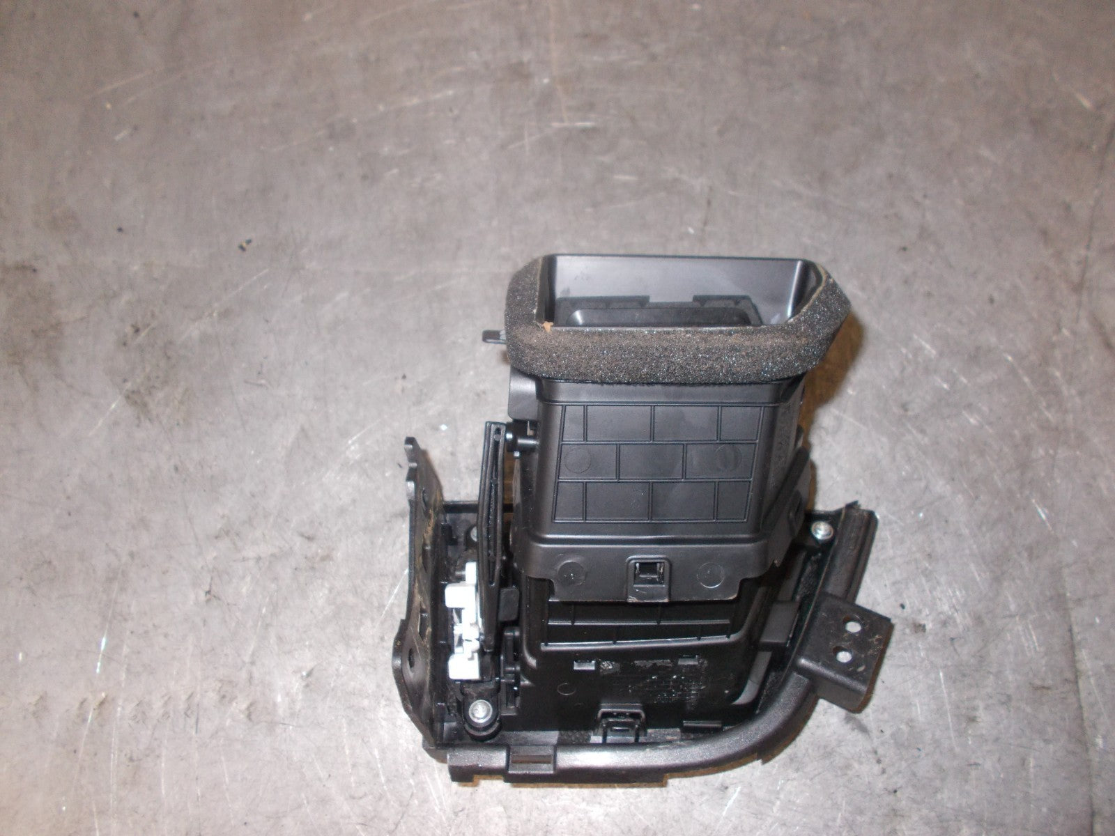 HYUNDAI i30 GD 2015 MK2 OS DRIVER SIDE AIR VENT & SILVER TRIM 97490A6000