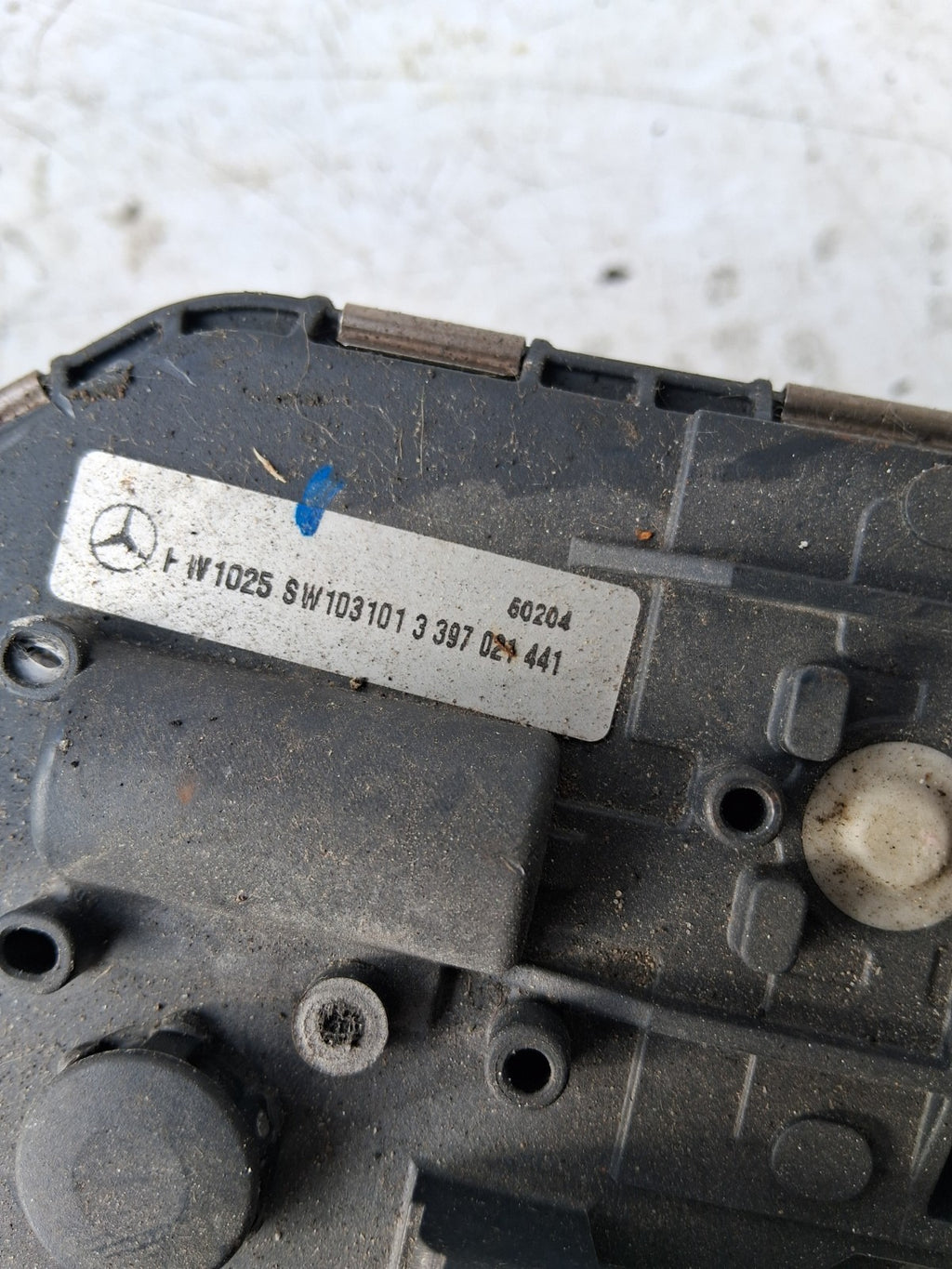 MERCEDES E CLASS W212 2011 FRONT WINDSCREEN WIPER MOTOR & LINKAGE 3397021441