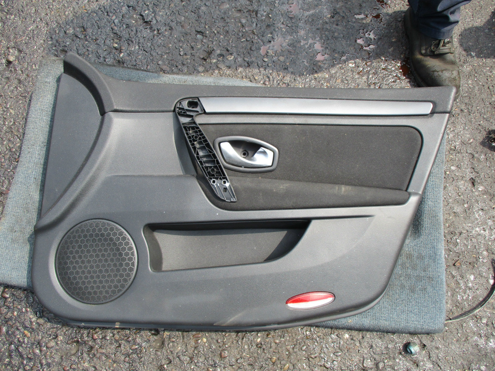 RENAULT LAGUNA MK3 2008 OSF DRIVER SIDE FRONT PLASTIC DOOR CARD PANEL