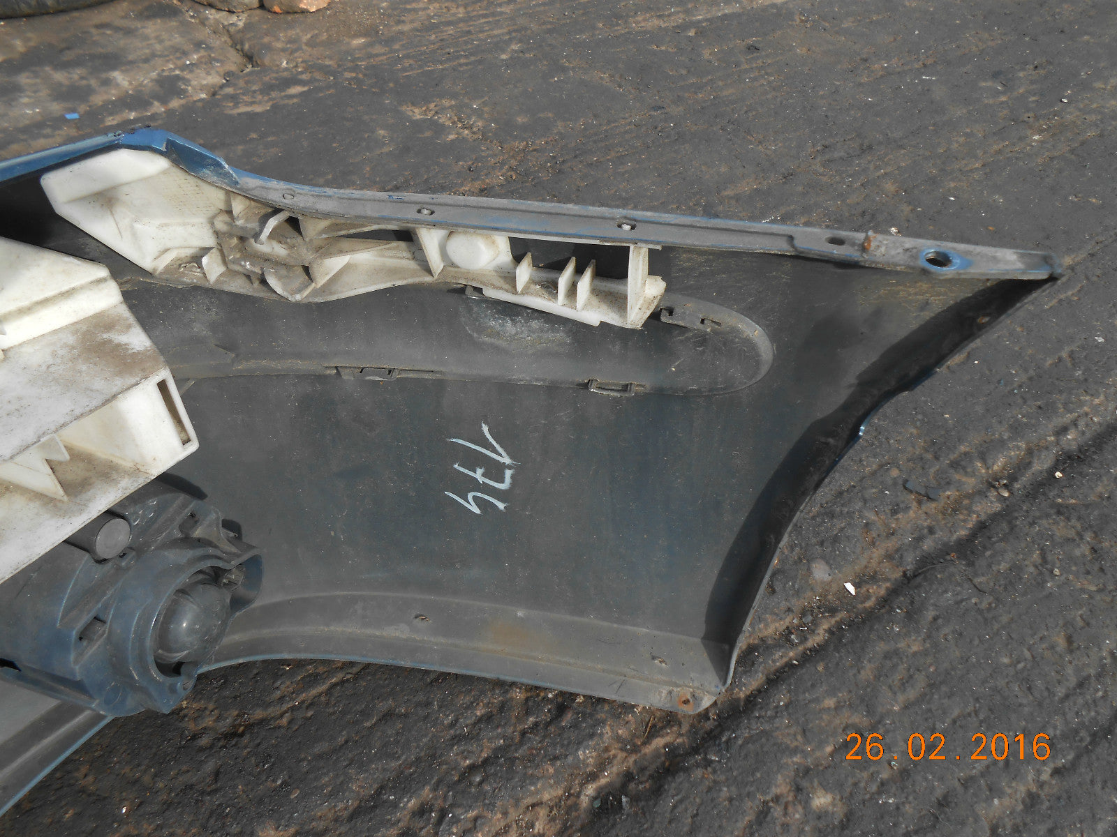 RENAULT CLIO 1999 MK2 FRONT BUMPER WITH FOG LIGHTS IN BLUE GREEN