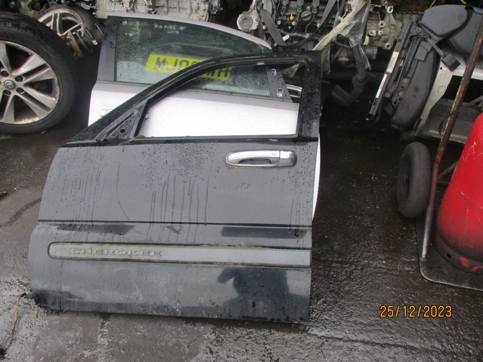 2006 JEEP CHEROKEE NSF PASSENGER SIDE FRONT BARE DOOR BLACK