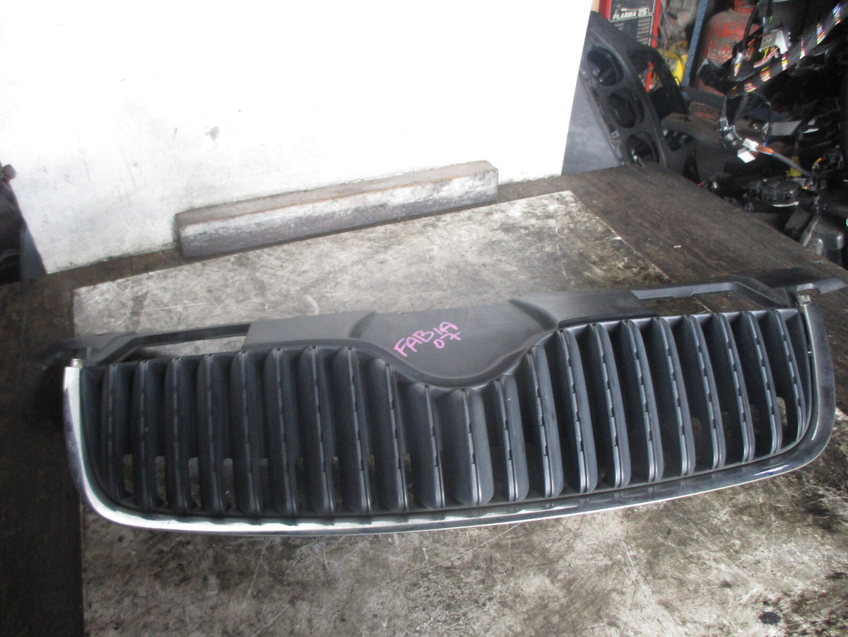 SKODA FABIA 2007 FRONT BUMPER GRILLE 5J0853668A