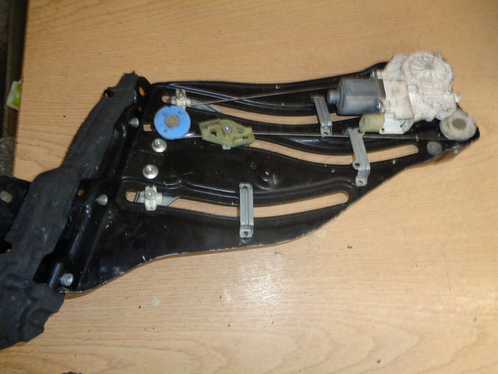 BMW E89 2009-16 NSR PASSENGER SIDE REAR WINDOW REGULATOR AND MOTOR 7192303