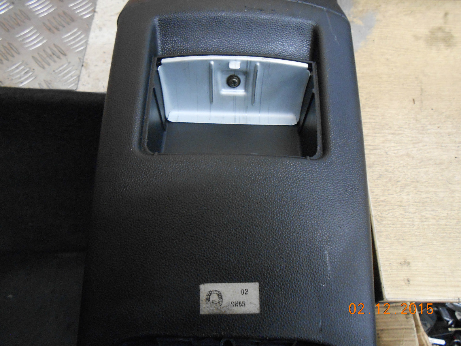 MAZDA 3 BK 2005 CENTRE CONSOLE ARMREST ARM REST STORAGE COMPARTMENT PLASTIC TRIM