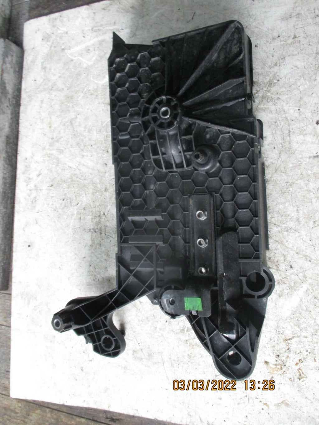 VOLKSWAGEN GOLF 2018 MK7 BATTERY TRAY HOLDER 5Q0915331K