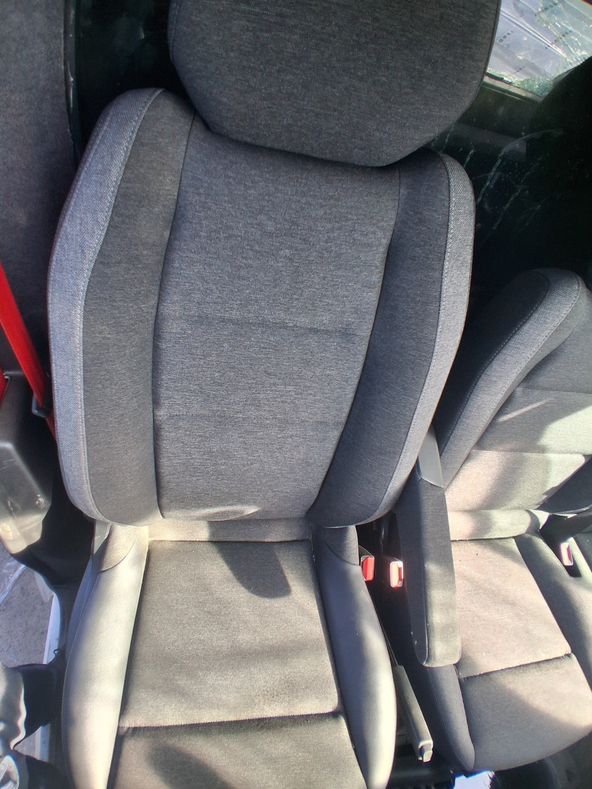 2025 RENAULT MASTER MK4 OSF DRIVER SIDE FRONT COMPLETE SEAT ARMREST FABRIC