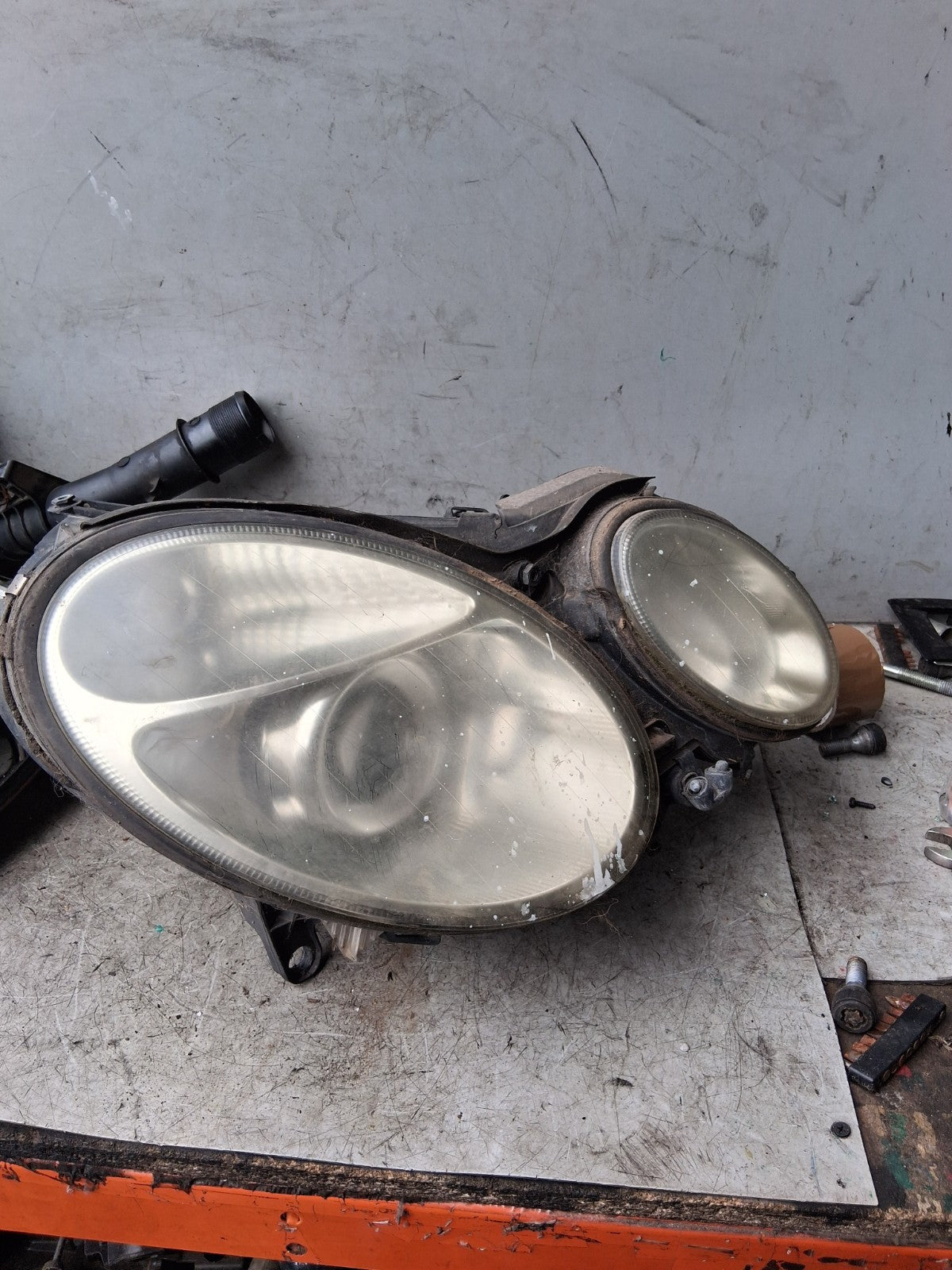 2005 MERCEDES BENZ E CLASS OS DRIVER SIDE FRONT HEADLIGHT A0028202426