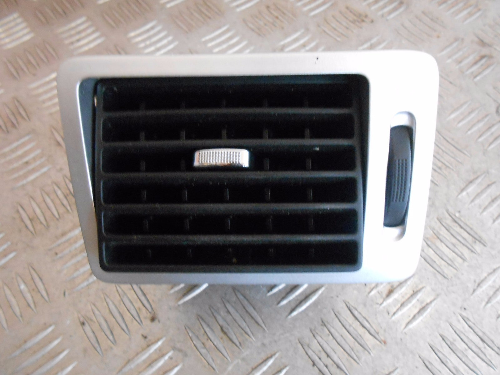 PEUGEOT 307 CC 307 2008 SILVER N/S PASSENGER SIDE DASH BOARD AIR VENT 9634499077